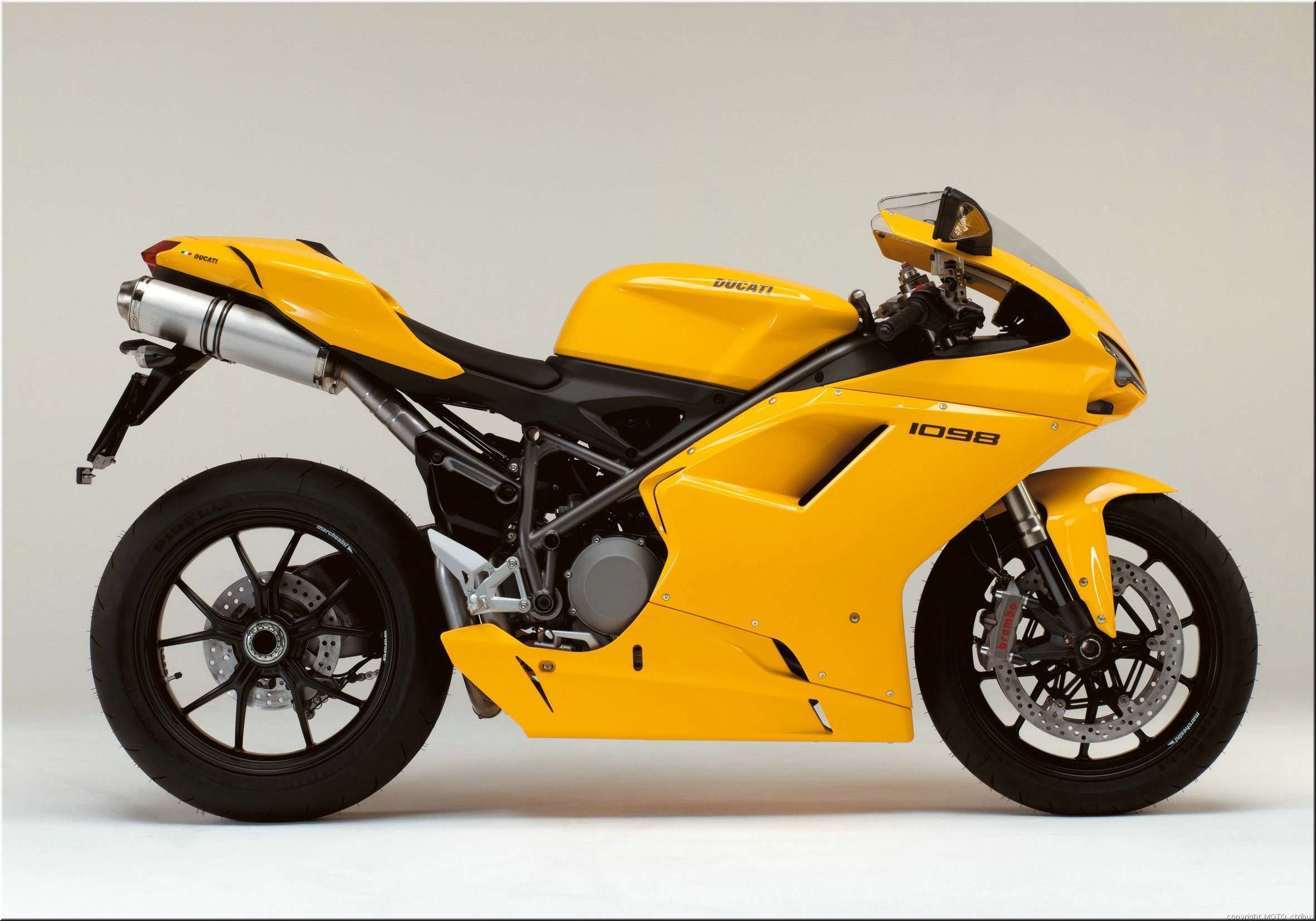 Мотоцикл Ducati желтый
